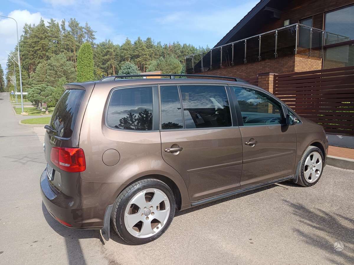 Volkswagen Touran 2011 — rear view