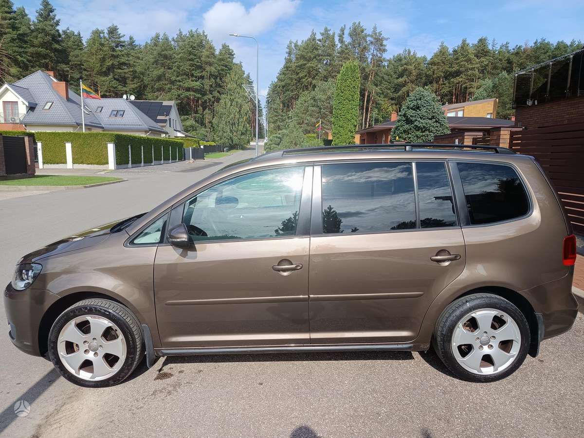 Volkswagen Touran 2011 — interior