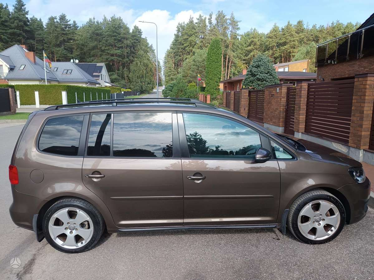 Volkswagen Touran 2011 — engine 1600 cm³, 105 HP (77kW)