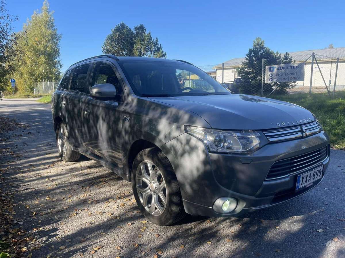 Mitsubishi Outlander 2013 — rear view