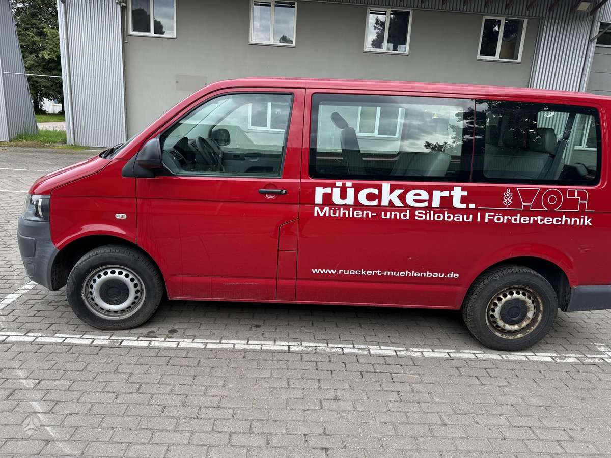 Volkswagen Transporter 2010 — салон
