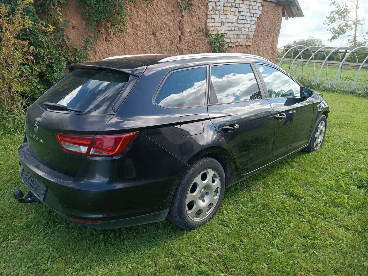 Seat Leon 2015 — rear view