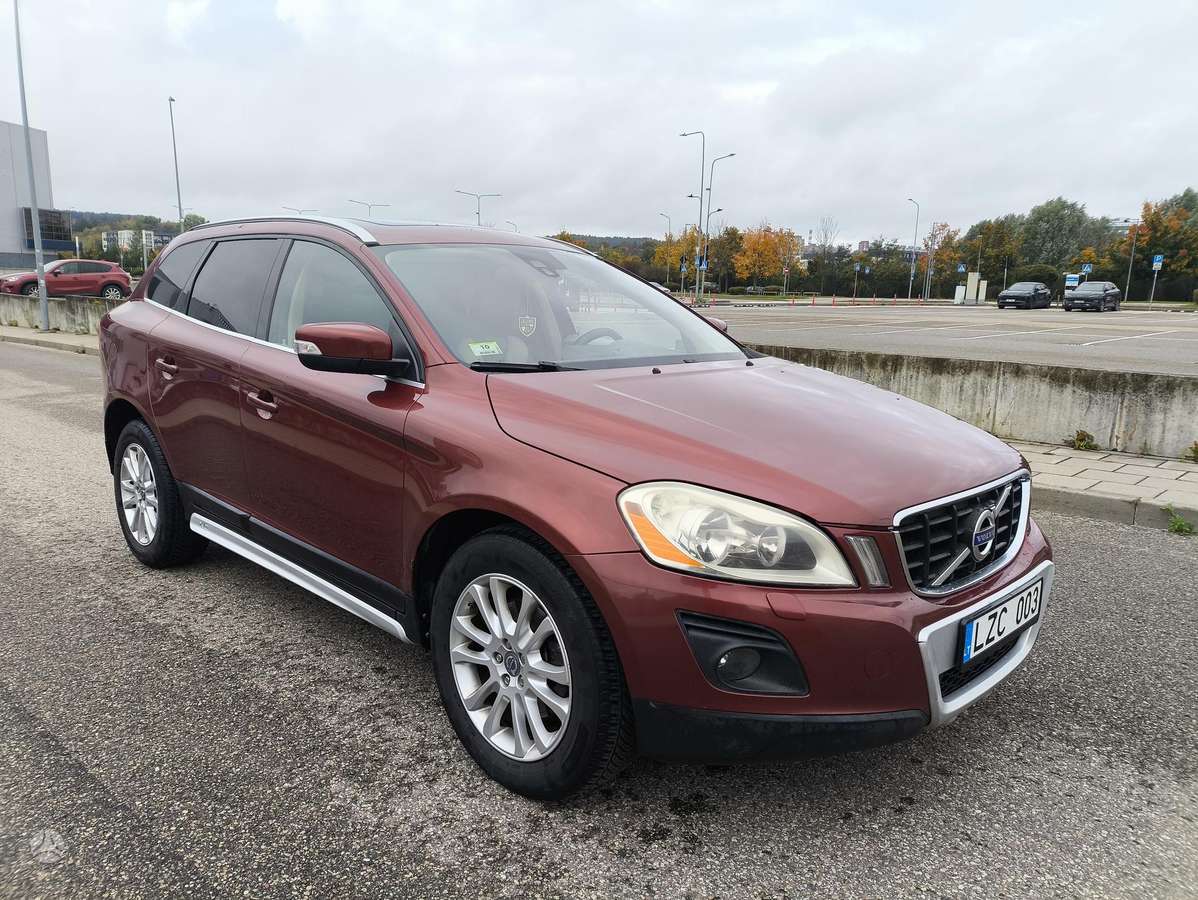Volvo XC60 2010 — салон