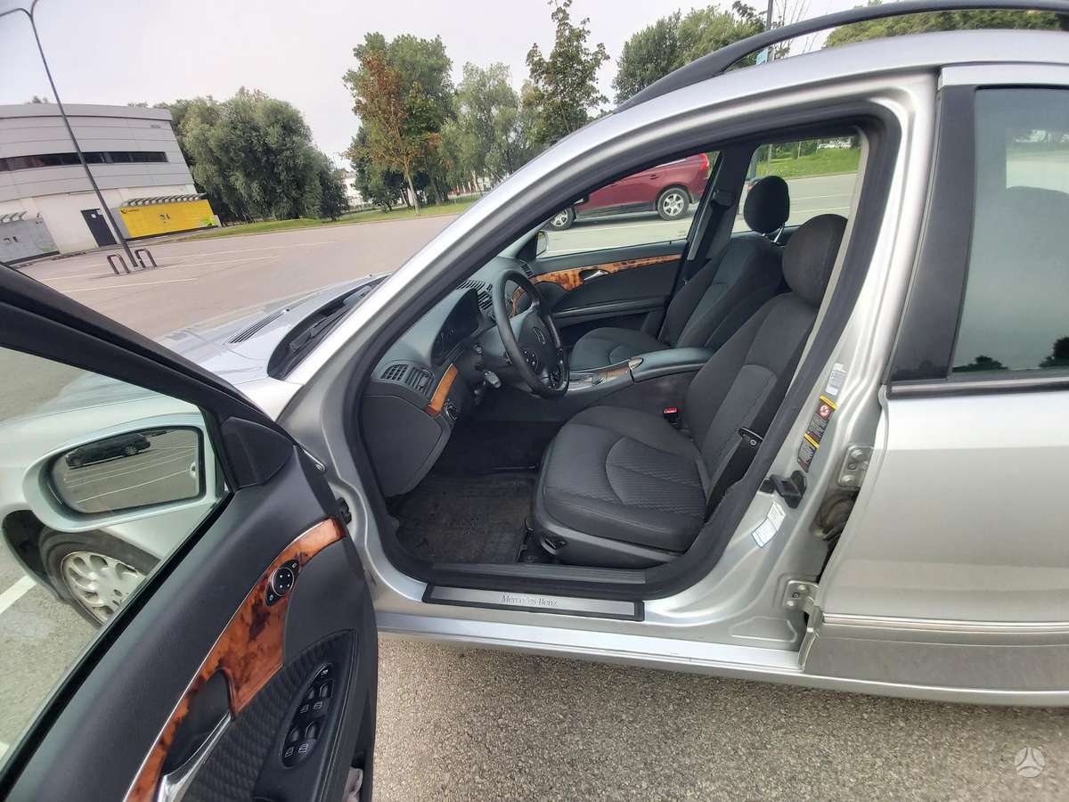 Mercedes-Benz E220 2004 — вигляд ззаду