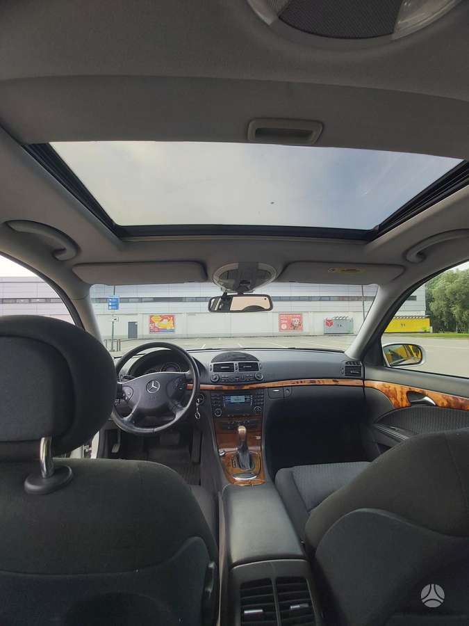 Mercedes-Benz E220 2004 — салон