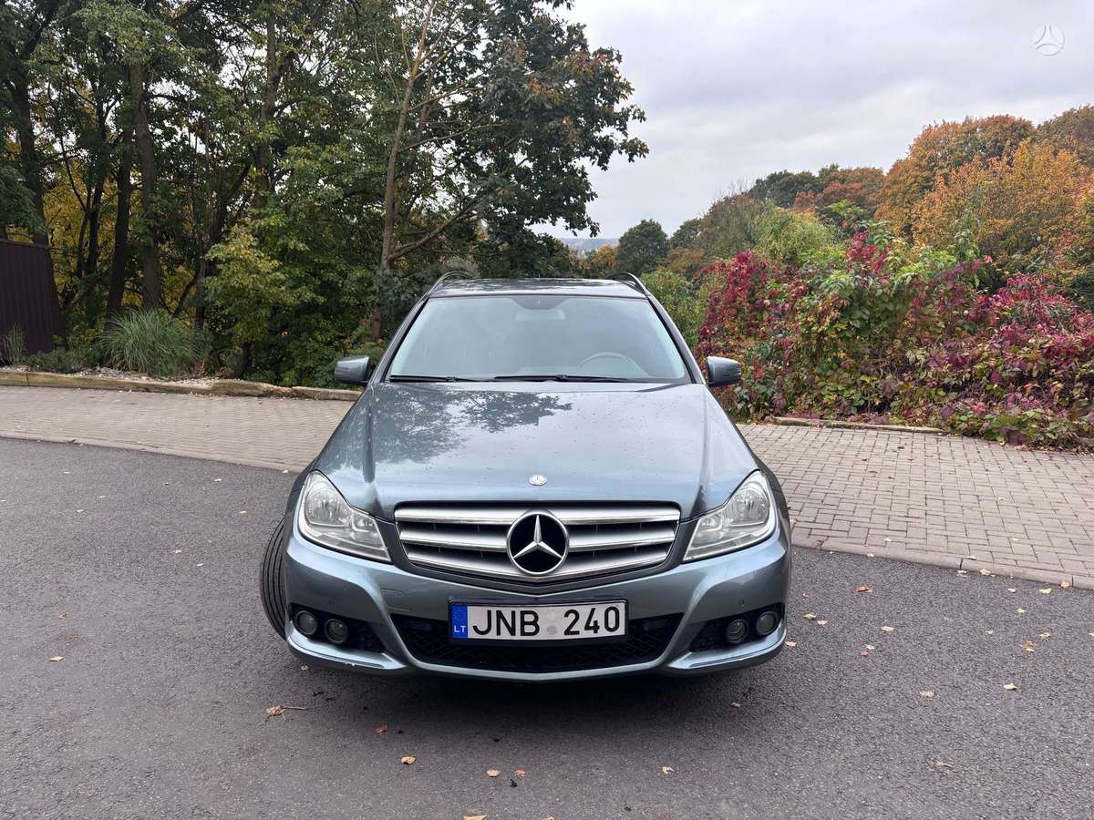 Mercedes-Benz C220 2011 — вигляд ззаду