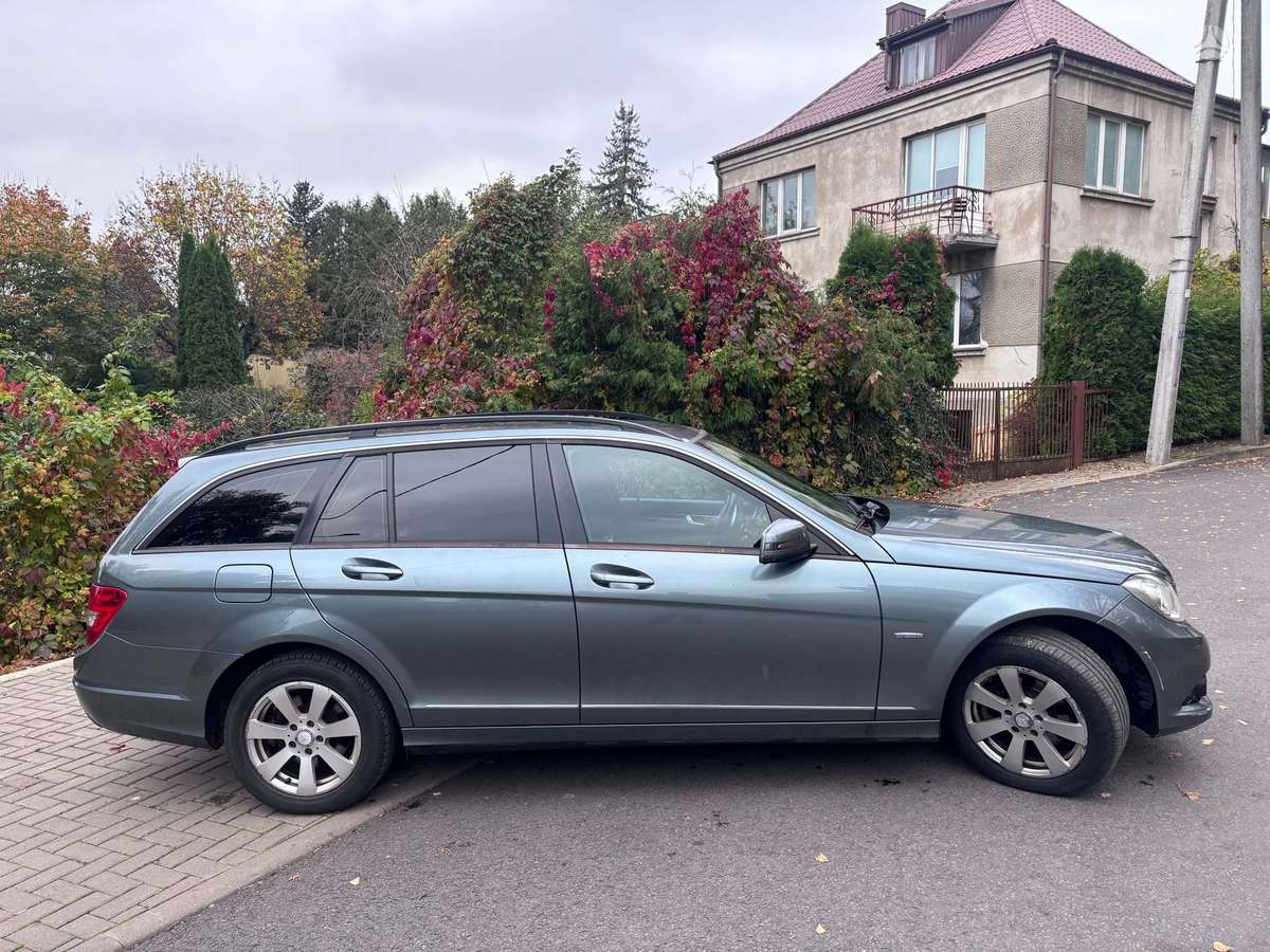 Mercedes-Benz C220 2011 — салон