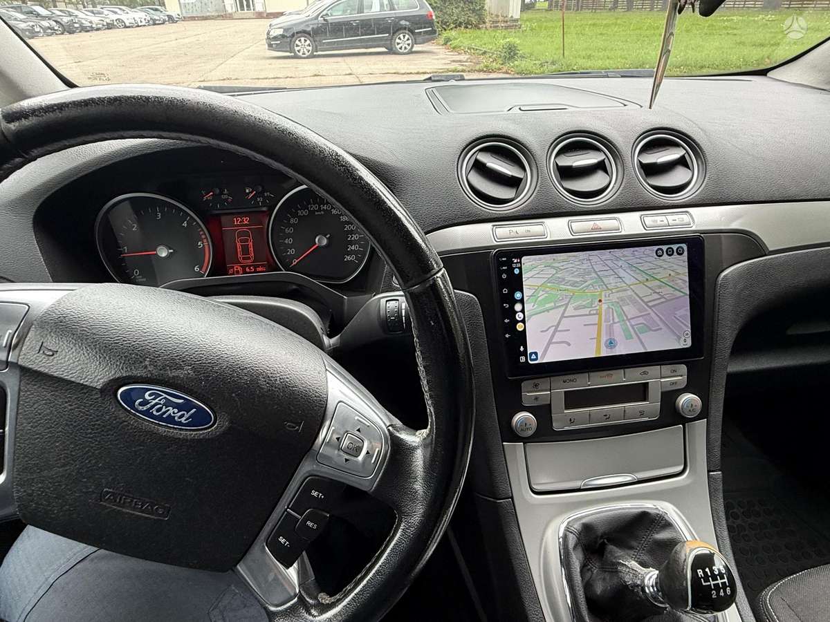 Ford Galaxy 2010 — photo 17