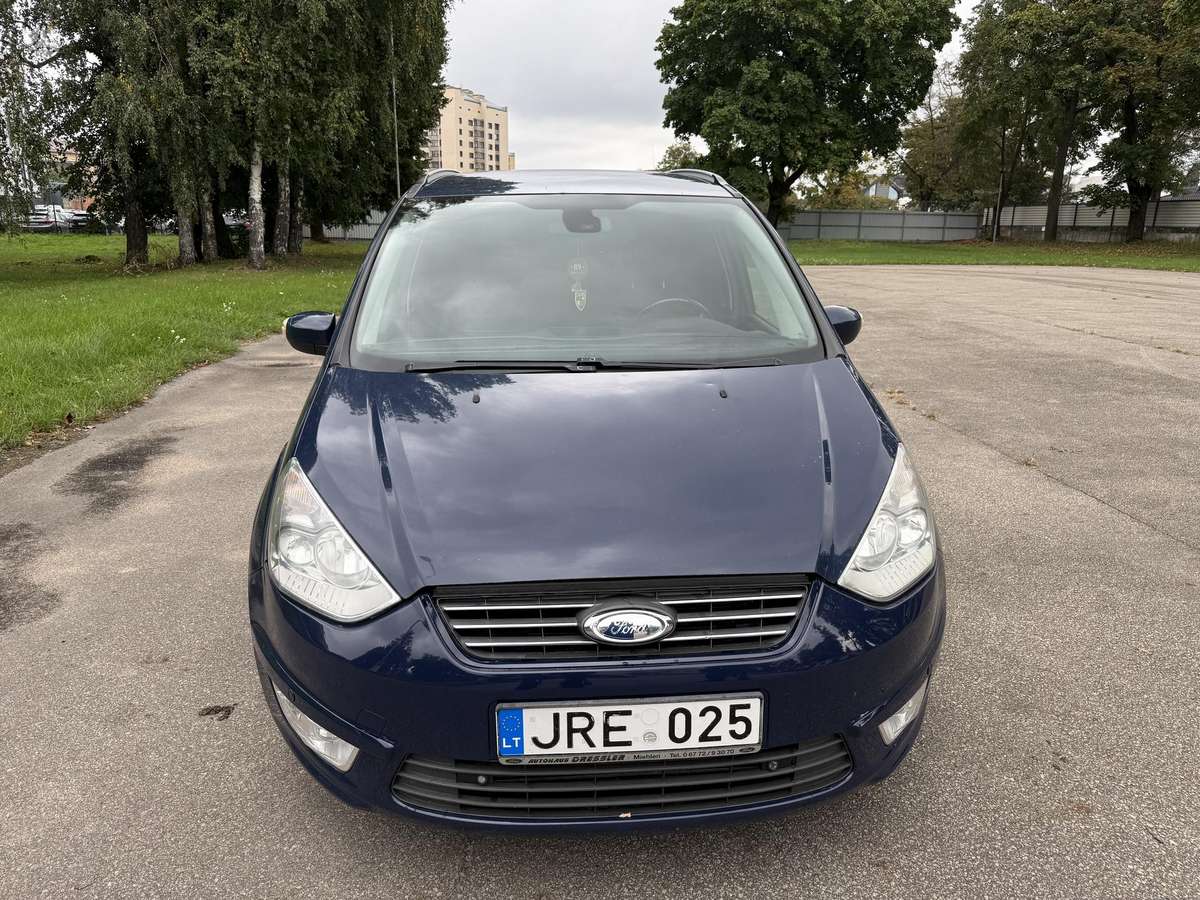Ford Galaxy 2010 — rear view