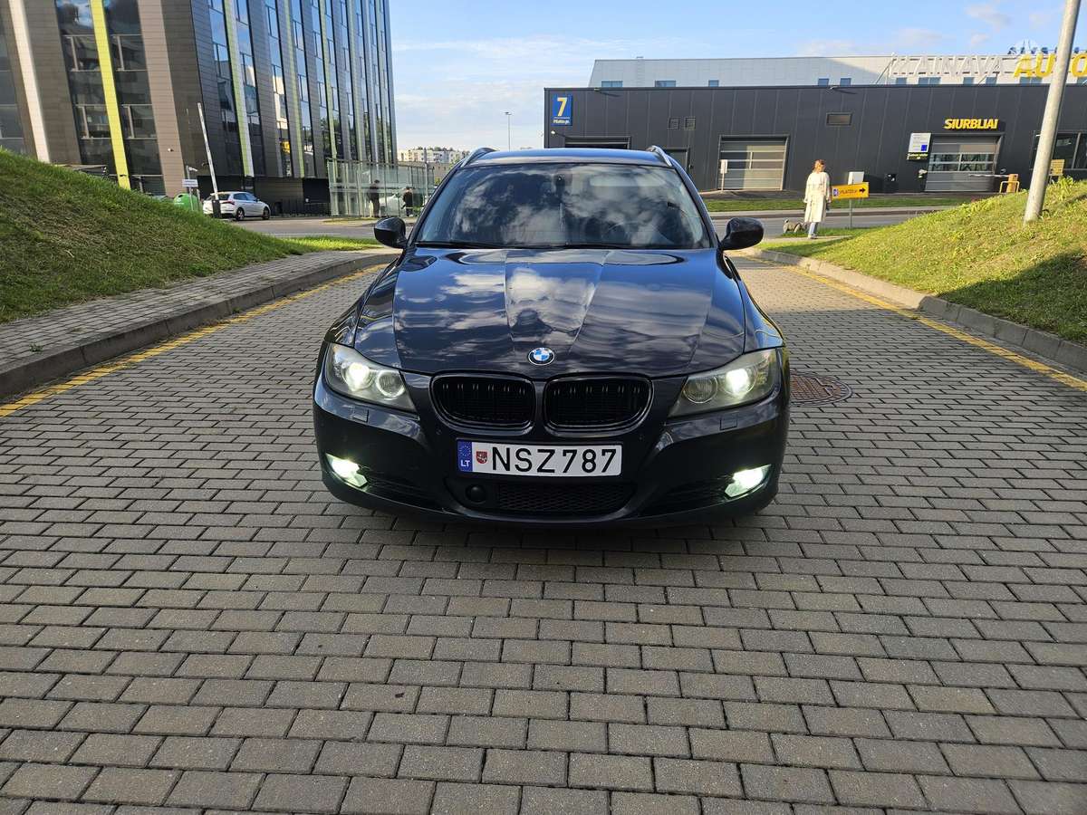 BMW 330 2010 — салон