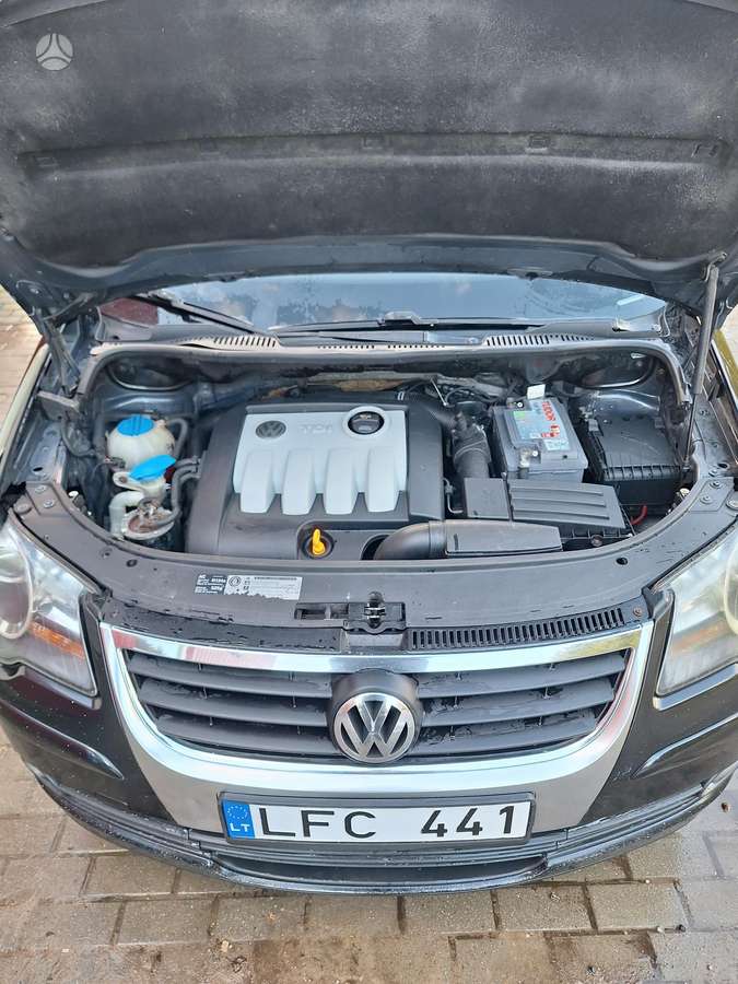 Volkswagen Touran 2010 — photo 11