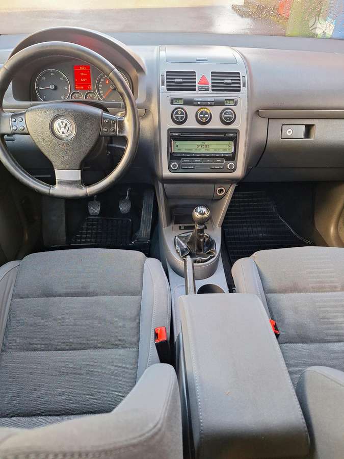 Volkswagen Touran 2010 — photo 12