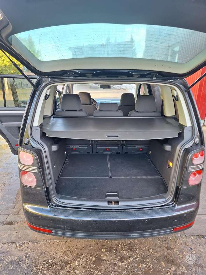 Volkswagen Touran 2010 — photo 13