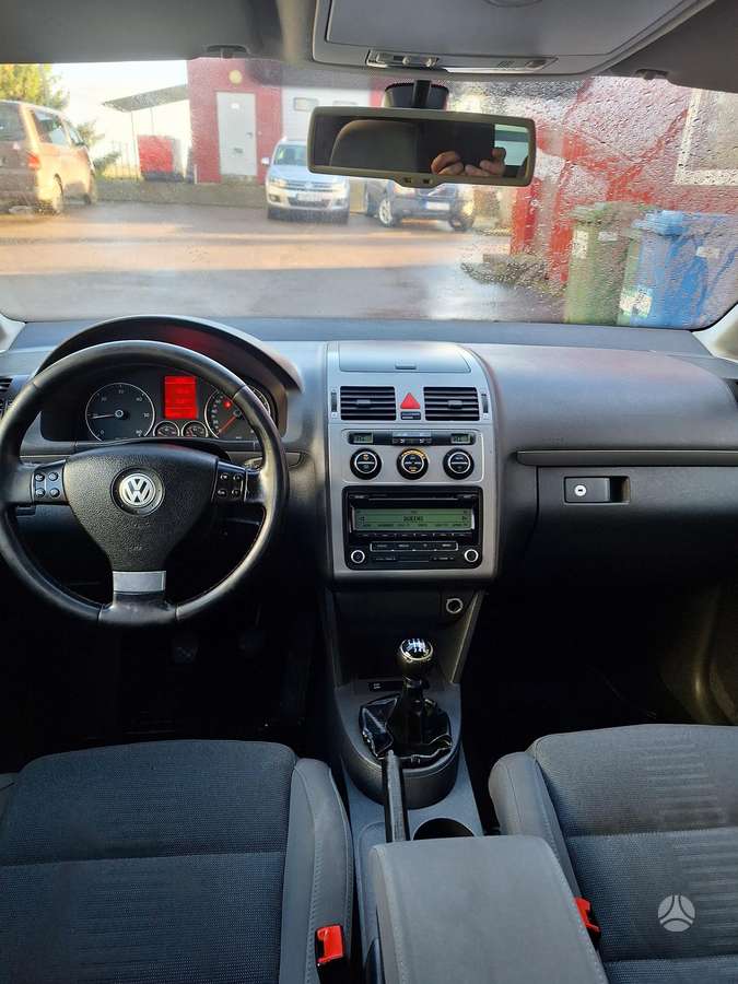 Volkswagen Touran 2010 — photo 15