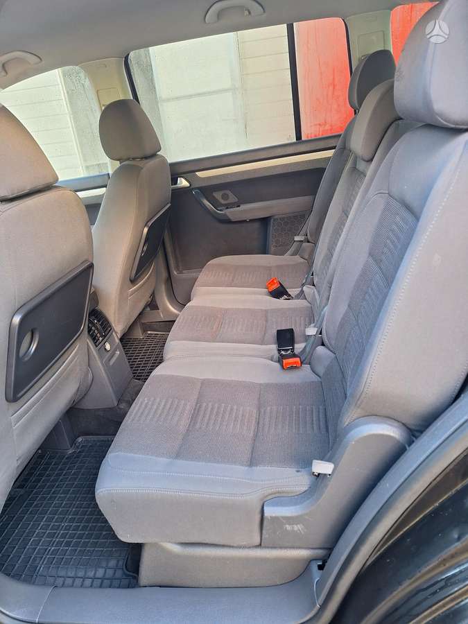 Volkswagen Touran 2010 — photo 16