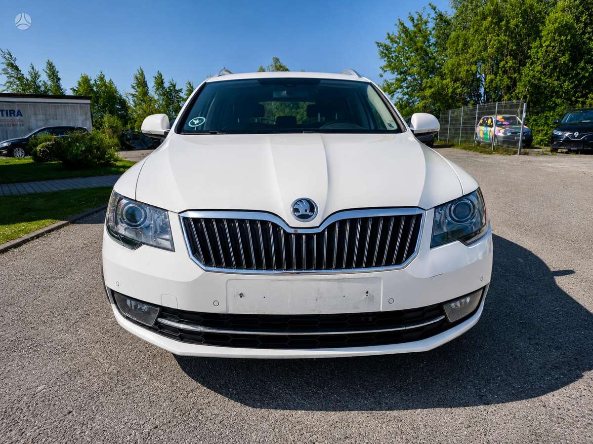 Skoda Superb 2015 — rear view