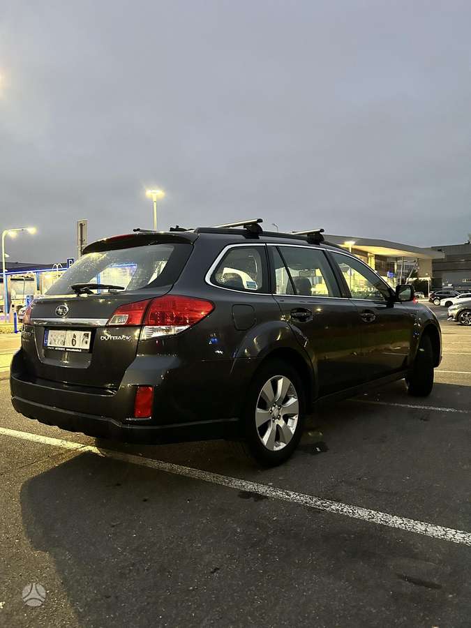 Subaru Outback 2010 — rear view