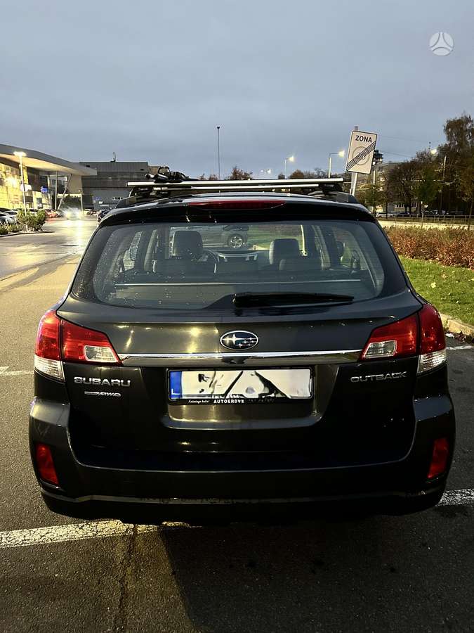 Subaru Outback 2010 — interior