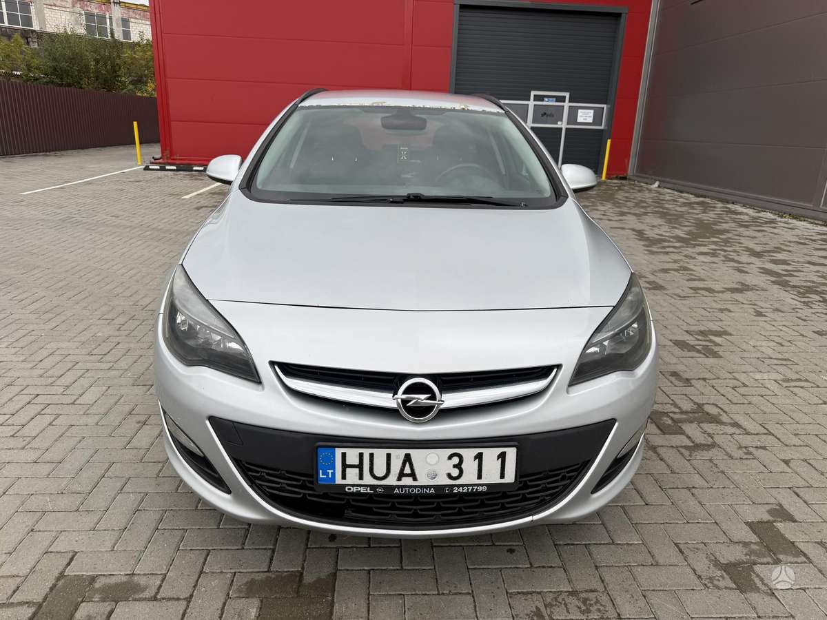 Opel Astra 2015 — вигляд ззаду