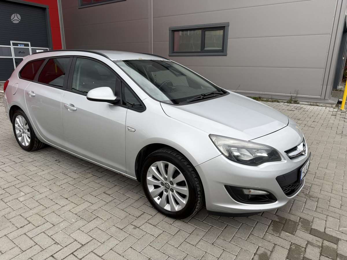 Opel Astra 2015 — салон