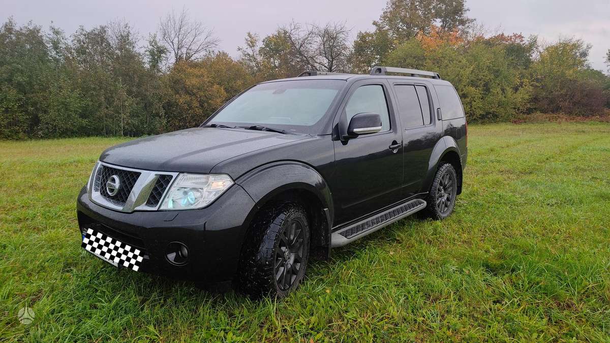 Nissan Pathfinder 2012 — rear view
