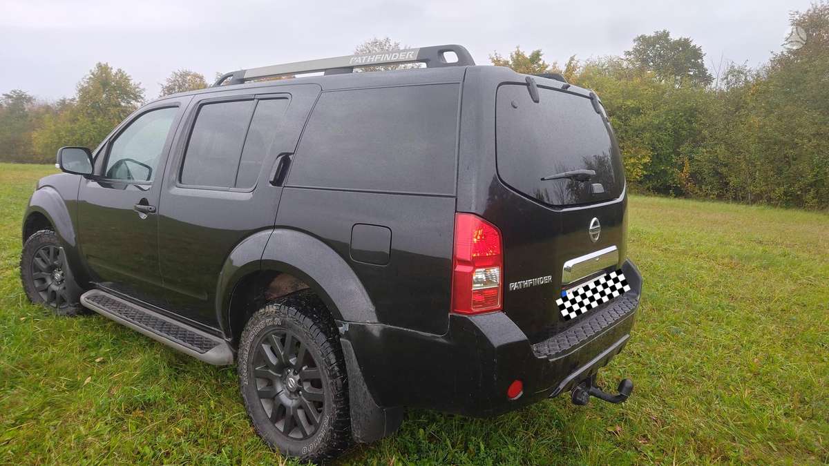 Nissan Pathfinder 2012 — interior