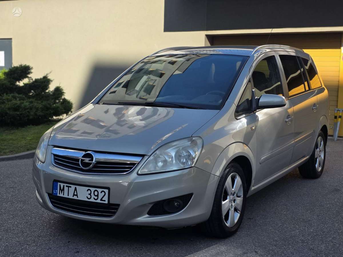Opel Zafira 2008 — rear view