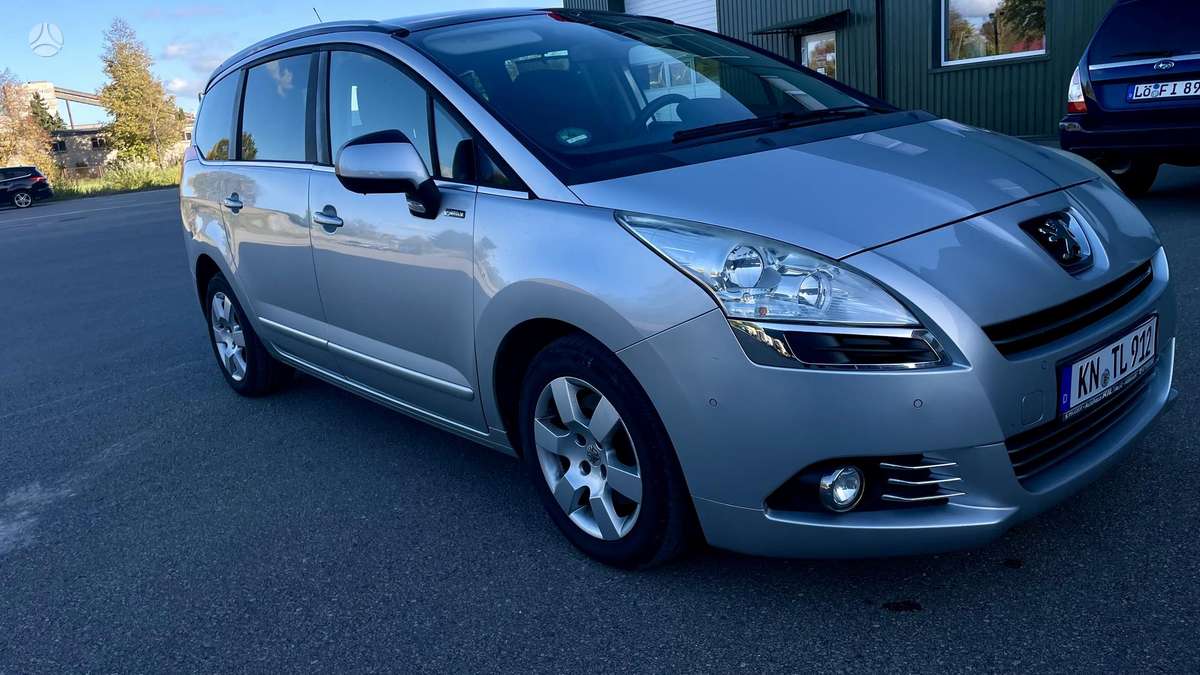 Peugeot 5008 2012 — rear view