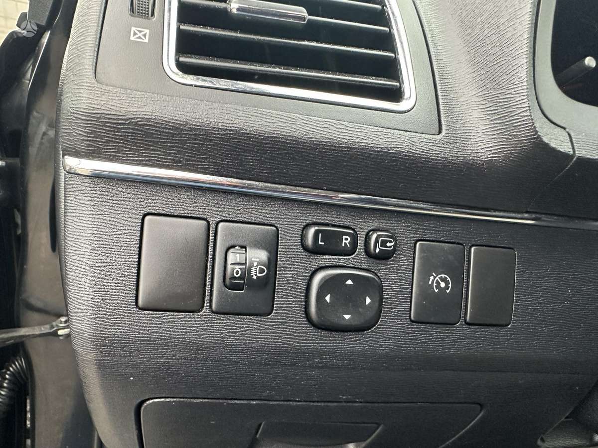 Toyota Avensis 2012 — photo 11