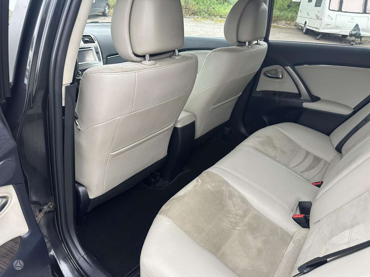 Toyota Avensis 2012 — photo 16