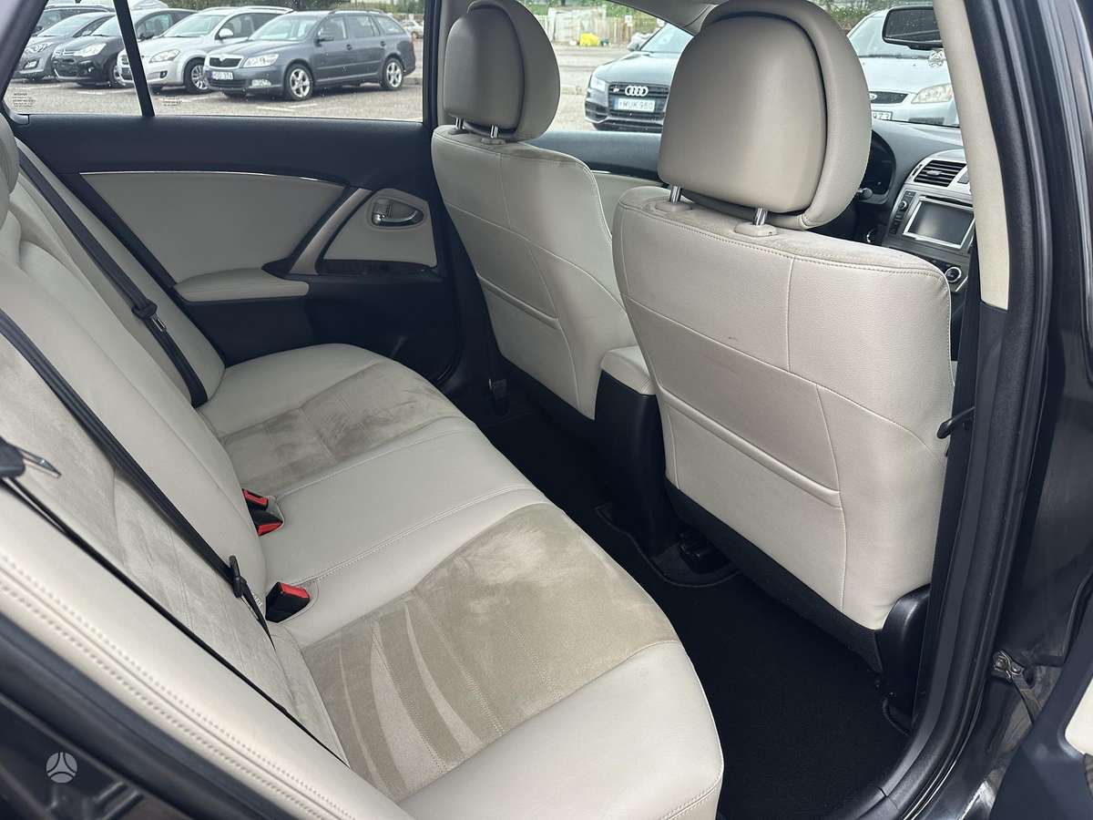Toyota Avensis 2012 — photo 19