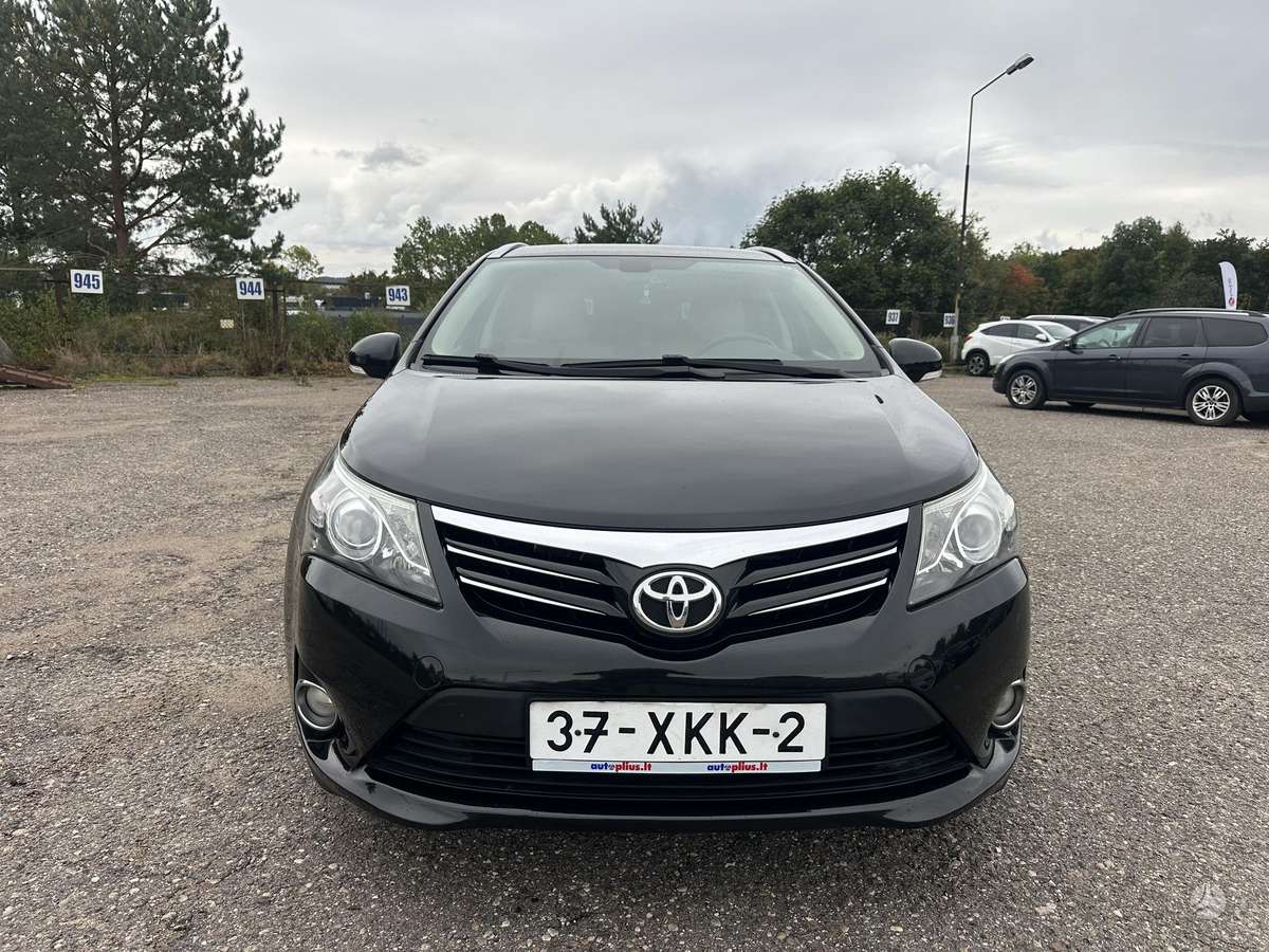 Toyota Avensis 2012 — rear view