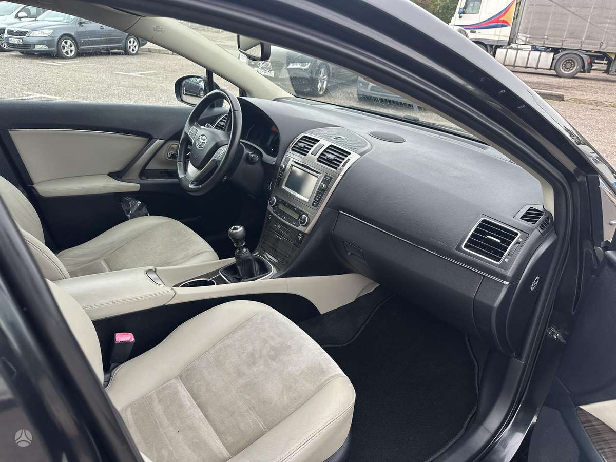 Toyota Avensis 2012 — photo 20