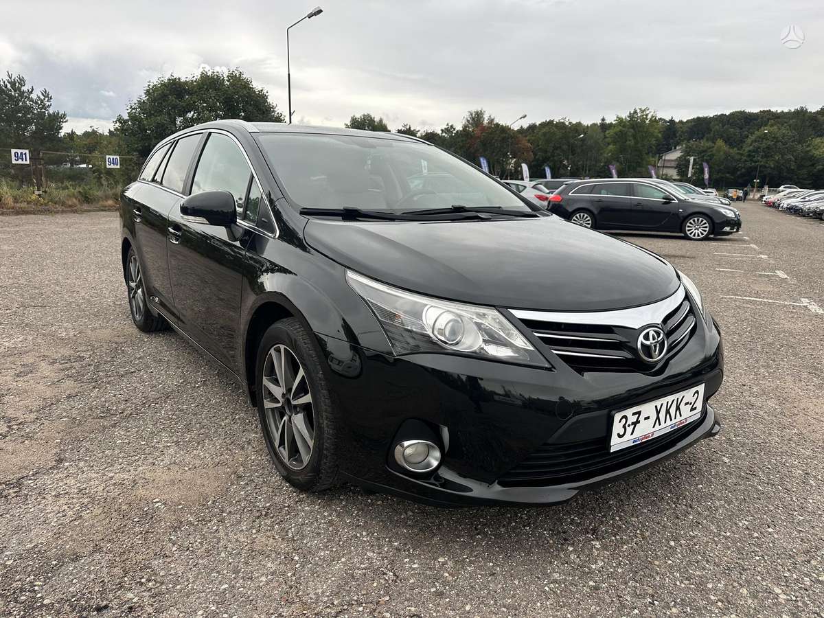 Toyota Avensis 2012 — interior