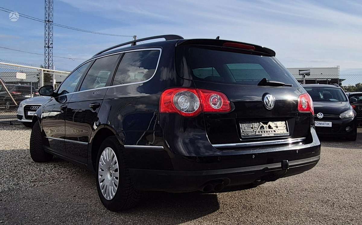 Volkswagen Passat 2009 — rear view