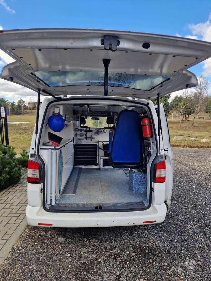 Volkswagen Transporter 2010 — салон