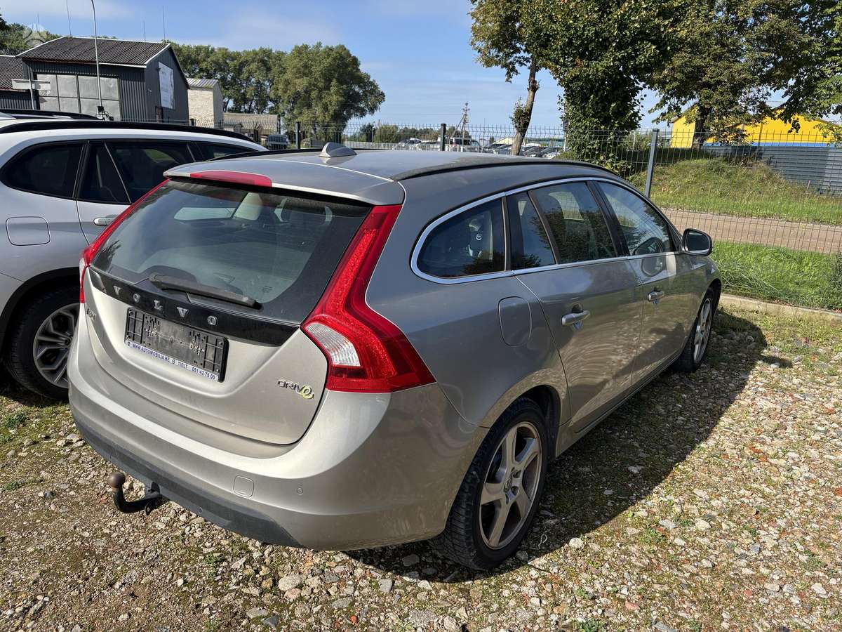 Volvo V60 2011 — салон