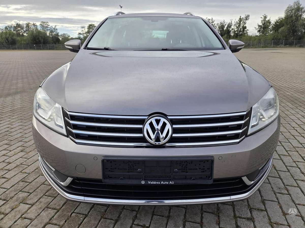 Volkswagen Passat 2011 — вигляд ззаду