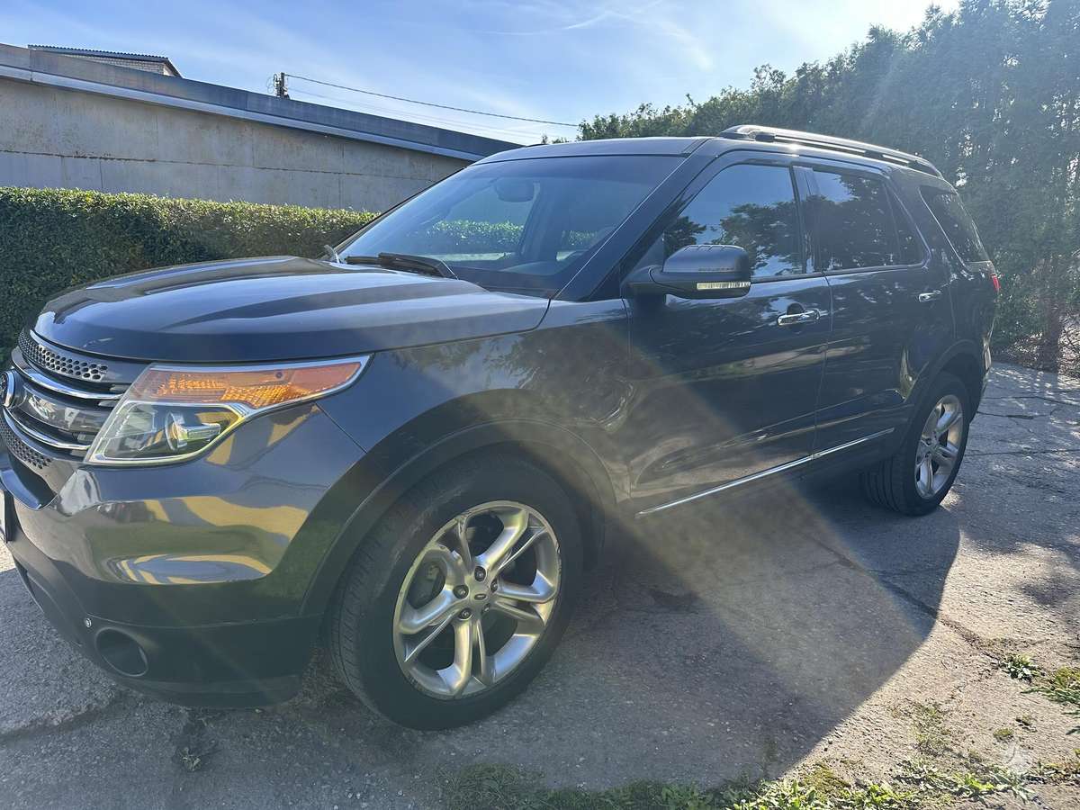 Ford Explorer 2015 — вигляд ззаду