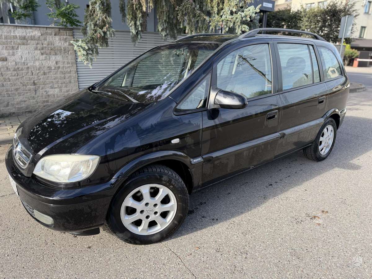 Opel Zafira 2004 — rear view