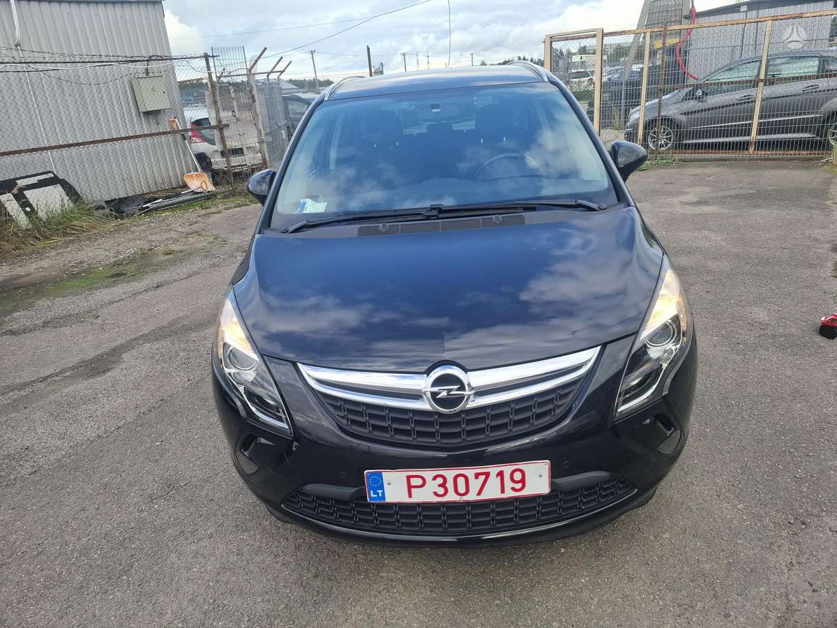 Opel Zafira 2012 — rear view