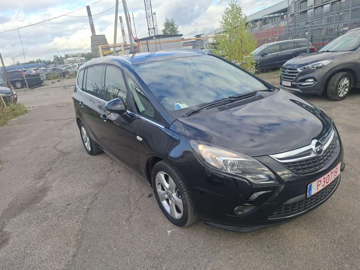 Opel Zafira 2012 — interior