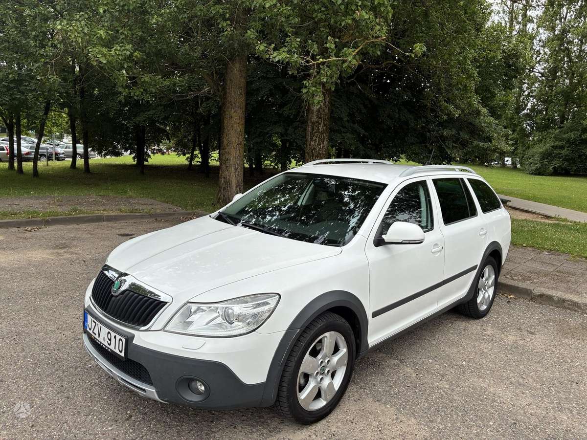 Skoda Octavia 2011 — rear view