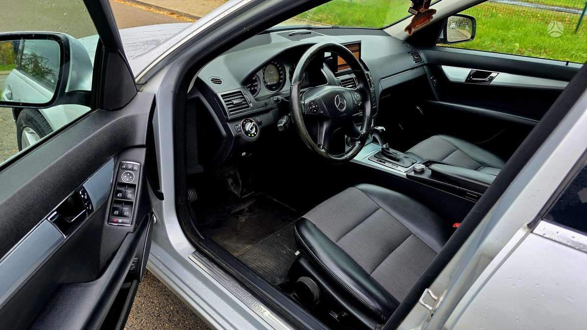 Mercedes-Benz C320 2009 — photo 17