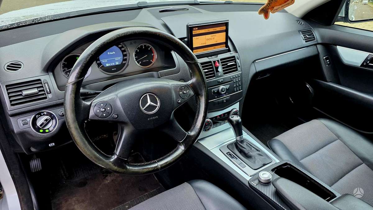 Mercedes-Benz C320 2009 — photo 18