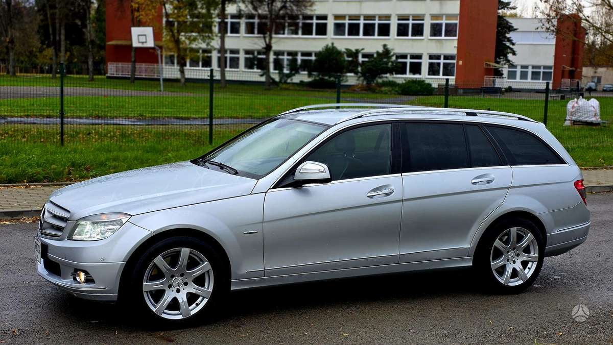 Mercedes-Benz C320 2009 — rear view