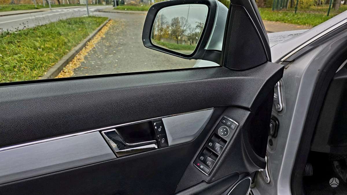 Mercedes-Benz C320 2009 — photo 21
