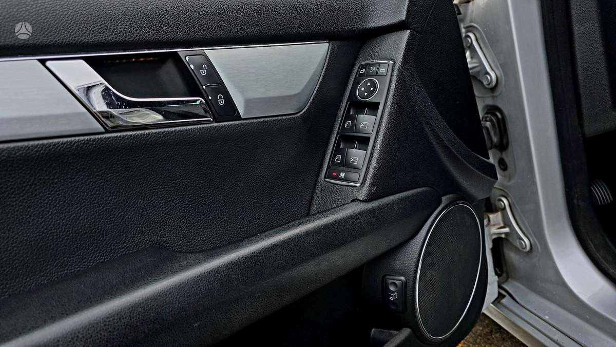 Mercedes-Benz C320 2009 — photo 22