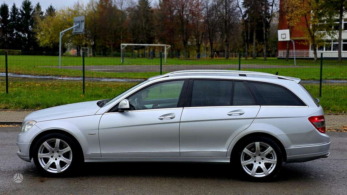Mercedes-Benz C320 2009 — interior