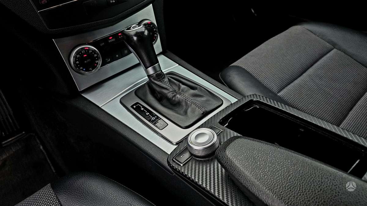 Mercedes-Benz C320 2009 — photo 33